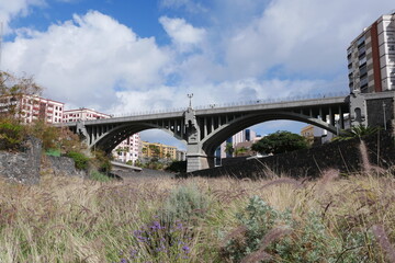 Fototapeta premium Brücke über dem Barranco de Santos in Santa Cruz de Teneriffe auf Teneriffa