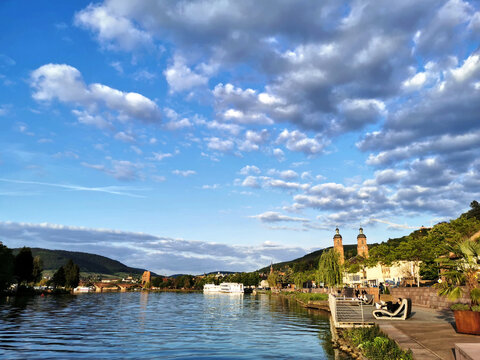 Sch&ouml;nes Wolkenbild &uuml;ber dem Fluss Main in Miltenberg in Unterfranken in Bayern in Deutschland