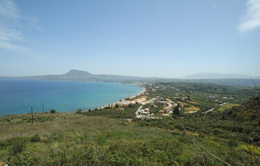 La c&ocirc;te de l'Apokoronas et la baie de Kalyves pr&egrave;s de Vryses vue depuis Aptera en Cr&egrave;te