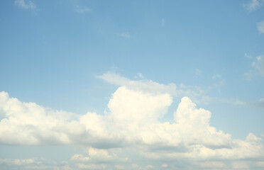 Obraz premium The sky is blue and clear with a few clouds scattered throughout