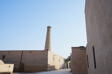 Fototapeta premium Islam Khoja Minaret at Walled Fortress known as Itchan Kala in Khiva, Uzbekistan - ウズベキスタン ヒヴァ イチャンカラ イスラム・ホジャ・ミナレット
