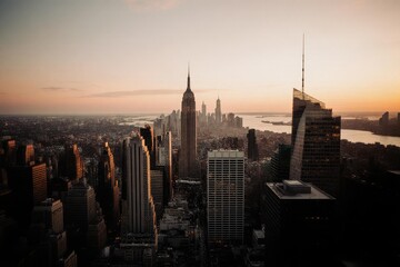 Fototapeta premium A stunning city skyline view with vibrant colors reflected in a calm river below