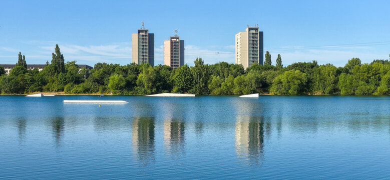 Kiesgrube Leuben Dresden See mit Spiegelung und Hochh&auml;usern im Sommer