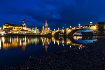 Obraz premium Beautiful evening landscape in the blue hour at the Elbe river in the city of Dresden in Germany