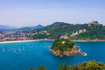 Obraz premium Panoramic View of Santa Clara Island and Mount Igueldo in La Concha Bay