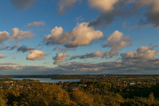 Blick vom Holzbergturm nach Malente mit Kellersee im Herbst.