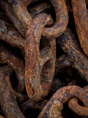 Cadenas  de ancla de barco oxidadas con textura de corrosión marina