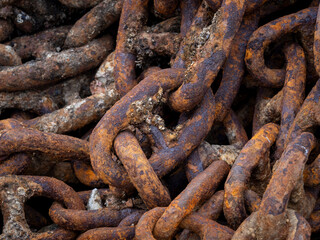 Cadenas  de ancla de barco oxidadas con textura de corrosión marina