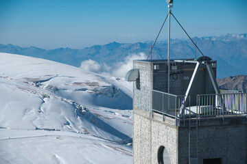 Obraz premium snow covered mountain tower with panoramic alpine view