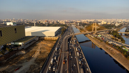 Sao Paulo, Brazil, August 18, 2025:
Late Monday on the Marginal Tiete highway, rush hour, heavy traffic, and hot weather.