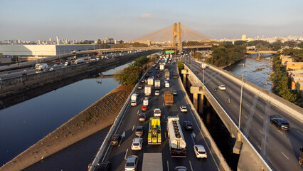 Sao Paulo, Brazil, August 18, 2025:
Late Monday on the Marginal Tiete highway, rush hour, heavy traffic, and hot weather.