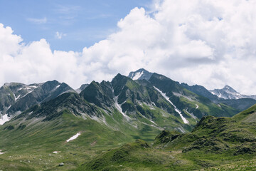 Obraz premium Wandern in der Greina-Region: Schotterpfad führt durch unberührte Berglandschaft