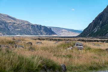 Weite Tal-Landschaft mit Bergen im Hintergrund