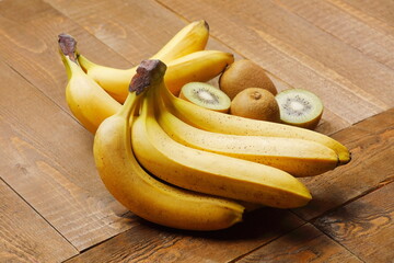  Frutta esotica : banane e kiwi