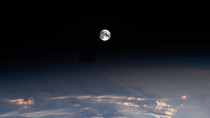 Obraz premium full moon in the sky over cloudy earth