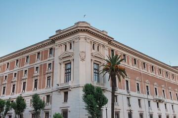 Obraz premium Grand institutional building with classical columns, ornate architecture and palm tree landscaping