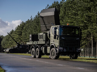 MMR radar system with elevated antenna array for enhanced detection capabilities