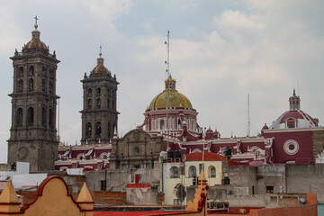 Obraz premium Red and White Church in Puebla, Mexico