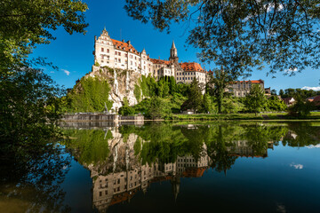 Obraz premium Stunning View of Schloss Sigmaringen Castle Reflected in Water