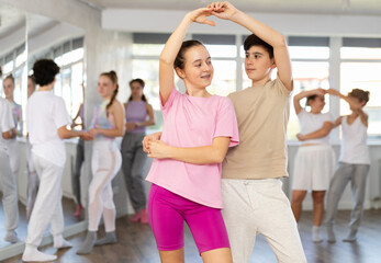 Naklejka premium Boy and girl dancing ballroom waltz dance in studio