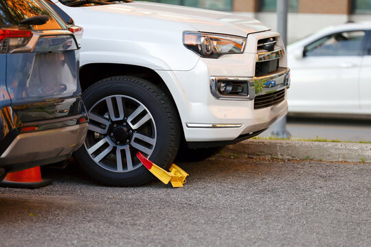 Un sabot de Denver. Un dispositif con&ccedil;u pour emp&ecirc;cher un v&eacute;hicule de circuler