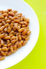 Baked beans in tomato sauce