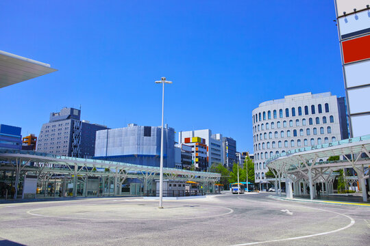 新潟県新潟駅の万代口（北口）の新しいバスセンターの景観
