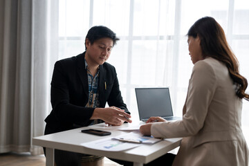 Obraz premium Business people discussing contract and business strategy in office meeting