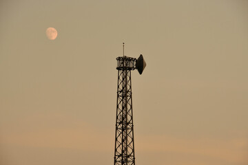 夕暮れ空と電波塔