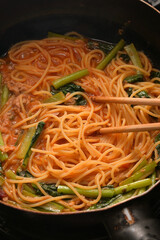 料理中のトマトソースパスタ