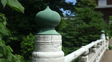 橋の欄干に飾られた擬宝珠