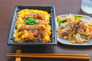 カツ丼と焼きそば