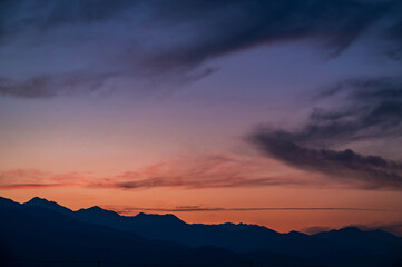 梅雨夕暮れ時の山岳風景　