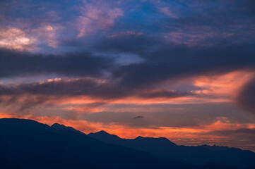 夕焼けと山岳風景