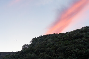 핑크빛이 도는 석양