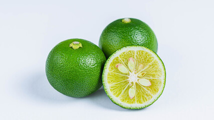 断面を見せたカットすだちの写真　白背景