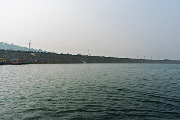 Obraz premium Scenic View of a Reservoir with Calm Waters and a Sturdy Dam