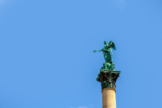 statue of godess Concordia on top of the Jubilaeumssaeule on the Schlossplatz, Germany, Baden-Wuerttemberg, Stuttgart