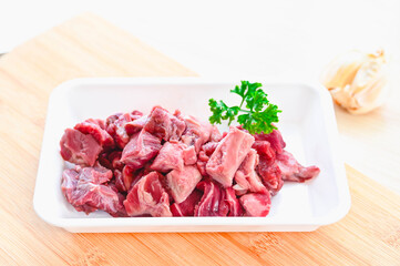 カットした牛すじ肉