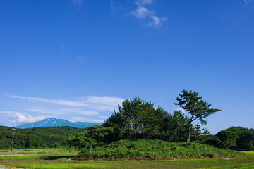 爽やかな青空のもと 象潟九十九島から鳥海山を眺める