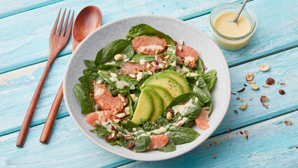 Spinach salad with avocado and grapefruit