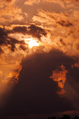 夕日に赤く染まる空と雲