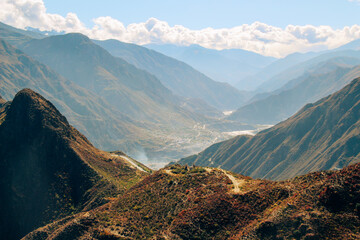 Obraz premium Meandering river bends through towering mountains Great Bend of the Jinsha River