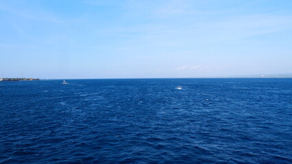 Fototapeta premium Bali’s clear blue sea offers breathtaking beauty, perfect for swimming, snorkeling, and peaceful relaxation.