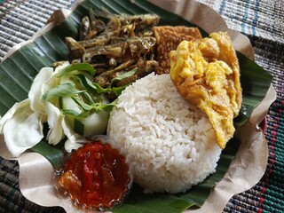 The traditional dish penyetan wader and Chicken refers to wader fish that is fried crispy and then crushed with spicy chili sauce, and traditional woven fish as a serving method or garnish. 