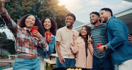 Obraz premium Barbecue, people and selfie of friends at party, grill corn or peace sign to celebrate new year. Picture, food and happy group at bbq, laugh and hug for social media post at backyard with drinks