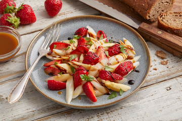 Asparagus salad with strawberries