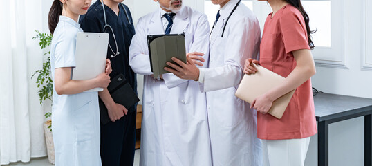 大勢の医療関係者