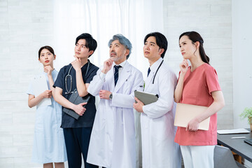 大勢の医療関係者