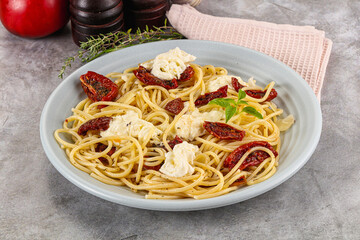 Italian spaghetti with stracciatella and tomato
